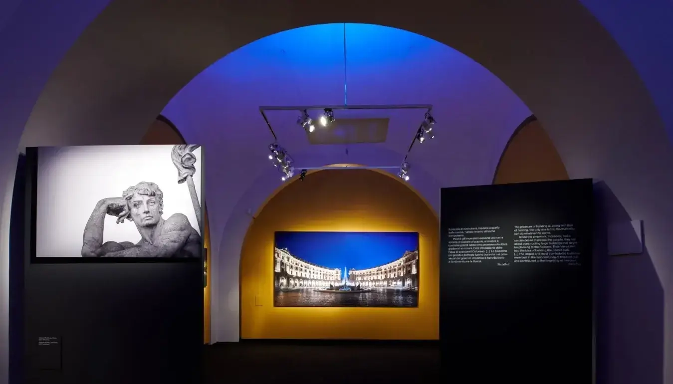 Kemerli mimari altında sanat eserlerini vurgulayan müze aydınlatma tasarımı Francesco Murano